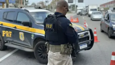 Agente da PRF realiza fiscalização em rodovia