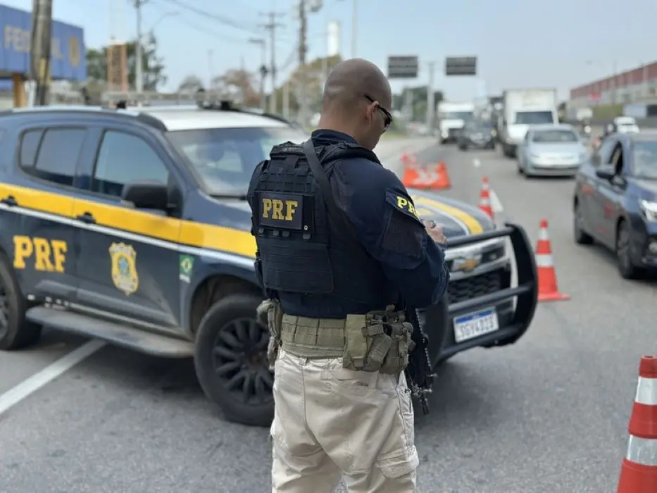 Agente da PRF realiza fiscalização em rodovia