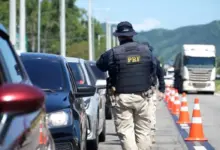 Agente da PRF realiza fiscalização em rodovia federal durante a Operação Semana Santa
