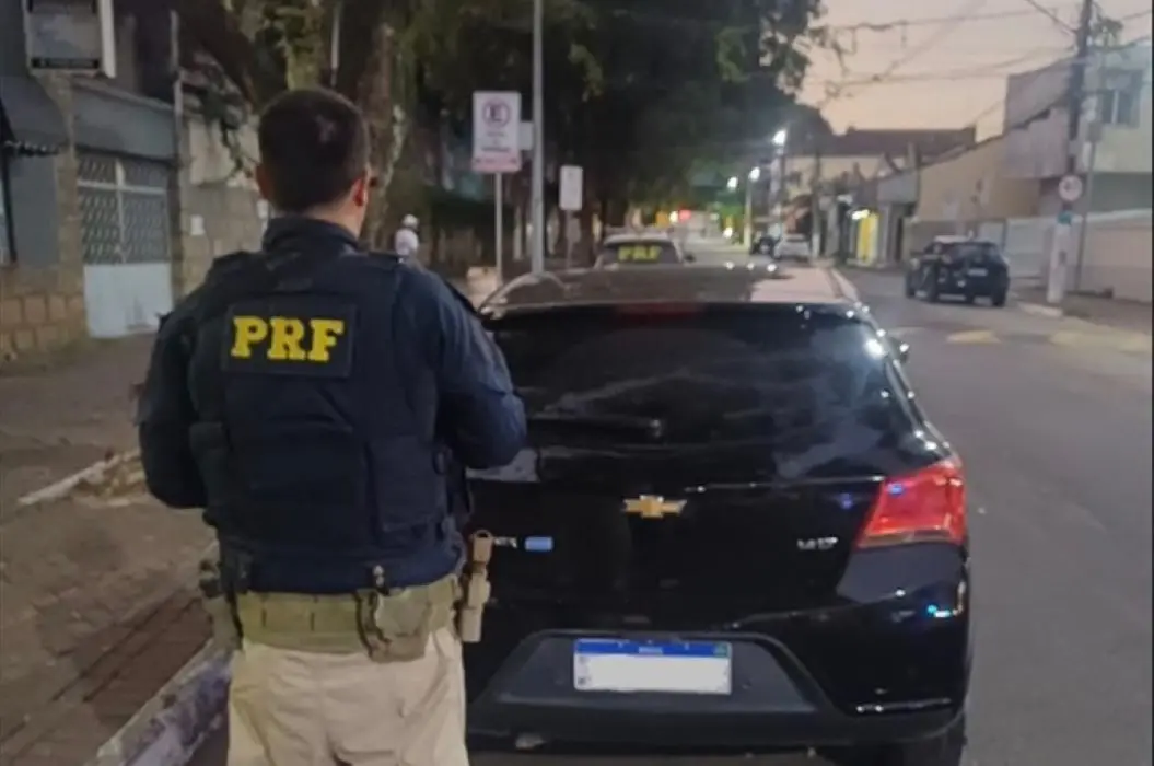 PRF intercepta veículo com registro de furto