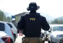 Agente da PRF durante fiscalização em uma rodovia estadual