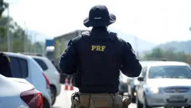 Agente da PRF durante fiscalização em uma rodovia estadual