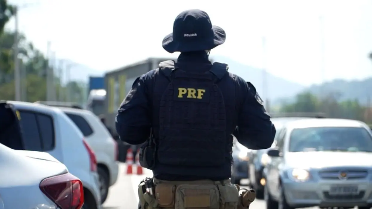 Agente da PRF durante fiscalização em uma rodovia estadual