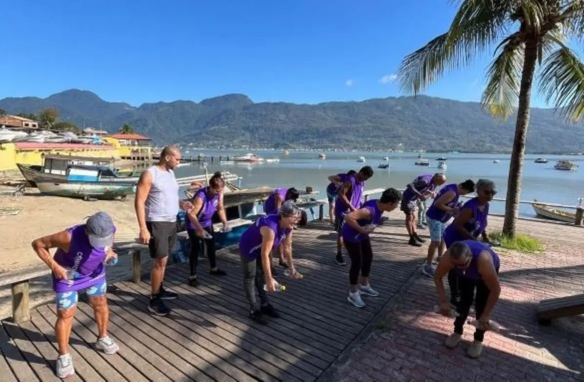 Pessoas fazendo ginástica