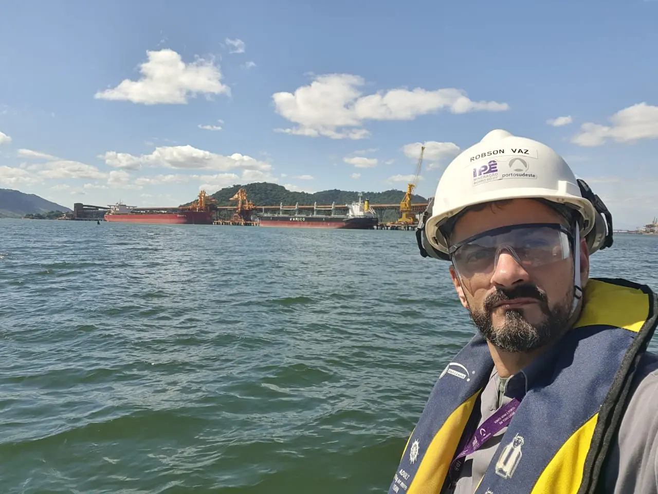 Homem em embarcação com mar ao fundo