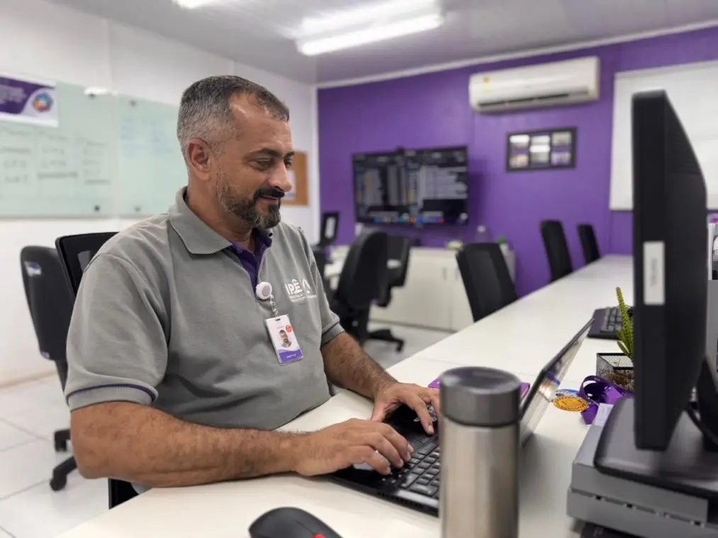 Homem no digitando computador no escritório