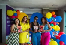 Quatro mulheres posando para fotos com livros à mão