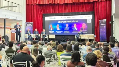 Pessoas num salão assistindo a uma palestra