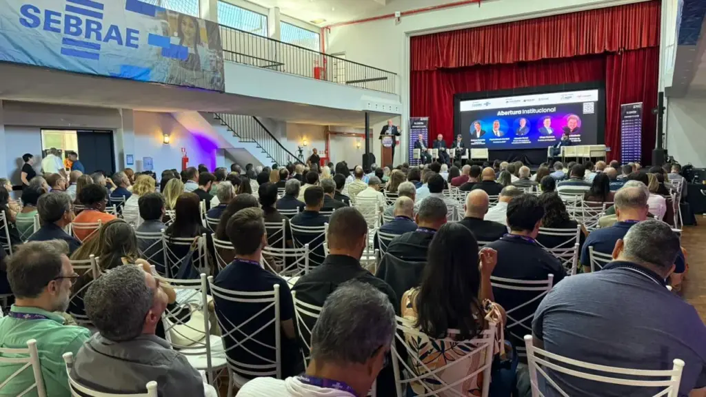 Público assistindo a uma palestra num auditório