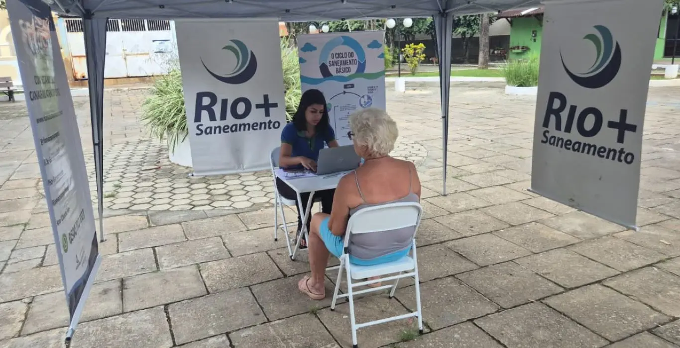 Atendimento itinerante da Rio+Saneamento na Praça Barão de Tefé