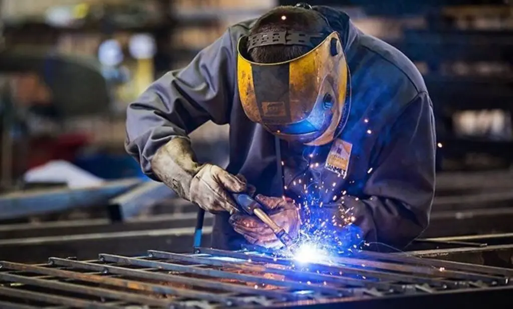 Serralheiro em atuação