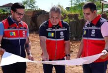 Prefeito de Itaguaí, Haroldo Jesus, ao lado dos secretários Agenor Teixeira (Obras) e Milton Valviesse (Educação), analisa o projeto da creche-escola no Jardim Weda, viabilizada com recursos do Novo PAC (FOTOS: DIVULGAÇÃO/PMI).