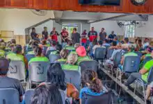 Na reunião comunitária em Chaperó, Haroldinho ouve demandas da população local ao lado de secretários.