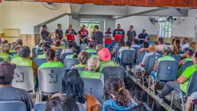 Na reunião comunitária em Chaperó, Haroldinho ouve demandas da população local ao lado de secretários.