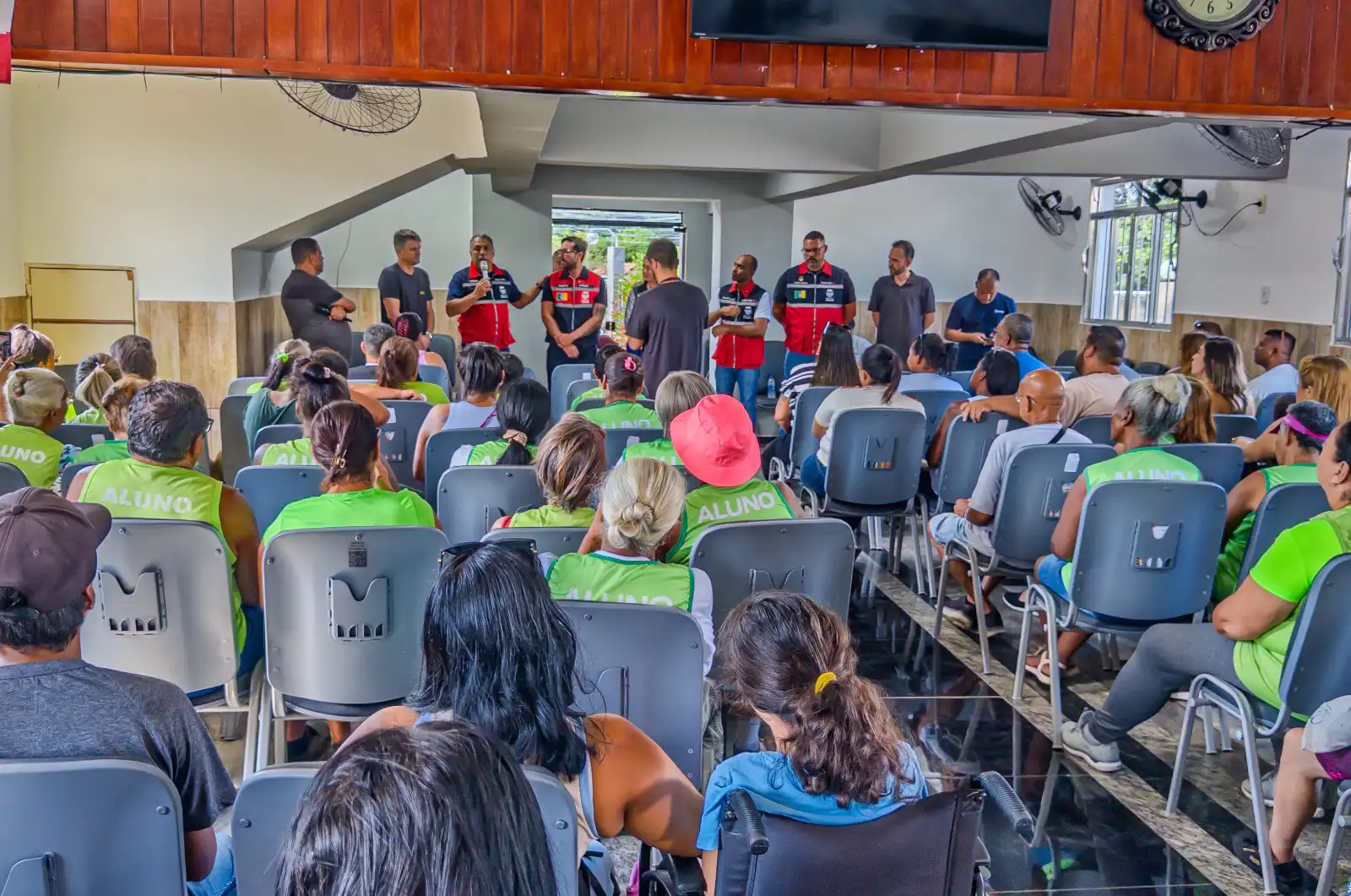 Na reunião comunitária em Chaperó, Haroldinho ouve demandas da população local ao lado de secretários.