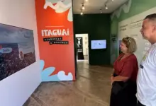 Pessoas assistindo o projeto cultural