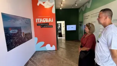 Pessoas assistindo o projeto cultural