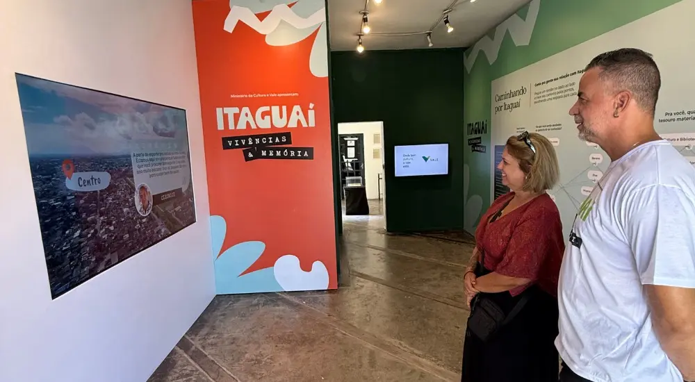 Pessoas assistindo o projeto cultural