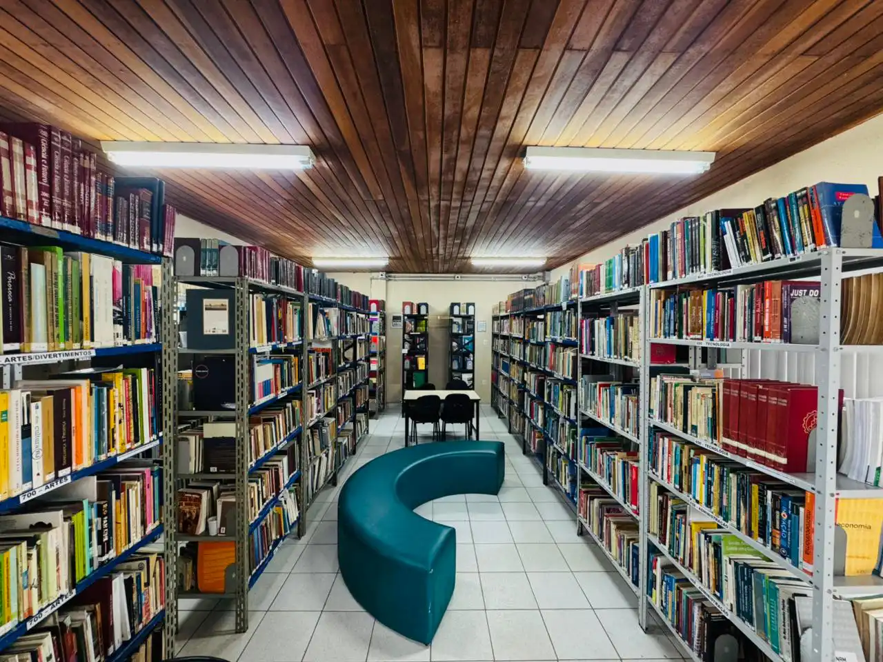 Biblioteca Machado de Assis e seu acervo.