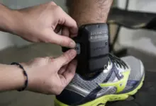 Homem faz uso de tornozeleira eletrônica