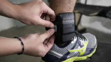 Homem faz uso de tornozeleira eletrônica