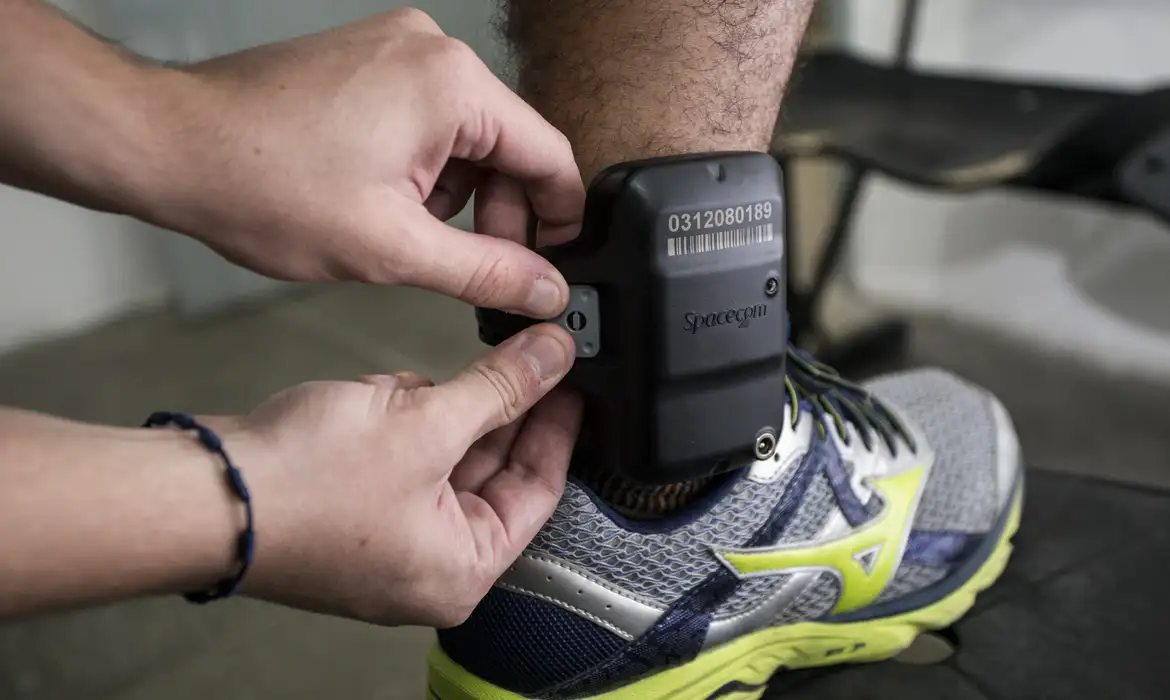 Homem faz uso de tornozeleira eletrônica