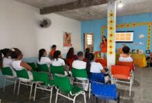 A psicóloga e educadora em sexualidade infantil Raiana Andrada durante a ação