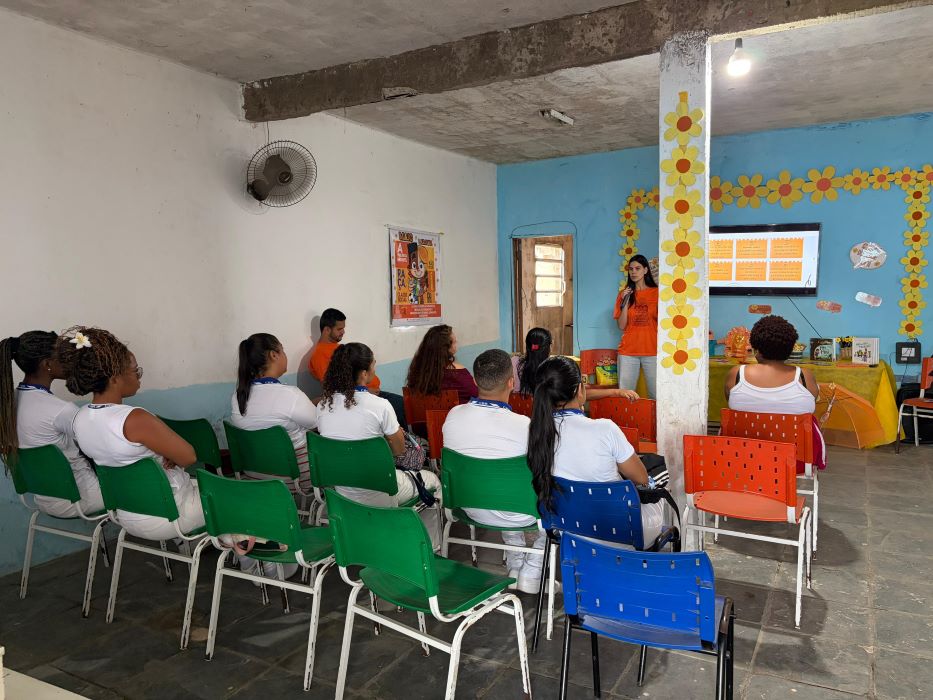 A psicóloga e educadora em sexualidade infantil Raiana Andrada durante a ação