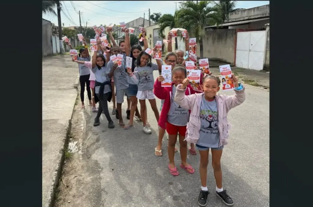 Crianças assistidas pela ONG Semeando para o Futuro participaram da distribuição de panfletos informativos