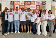 Várias pessoas posando para foto