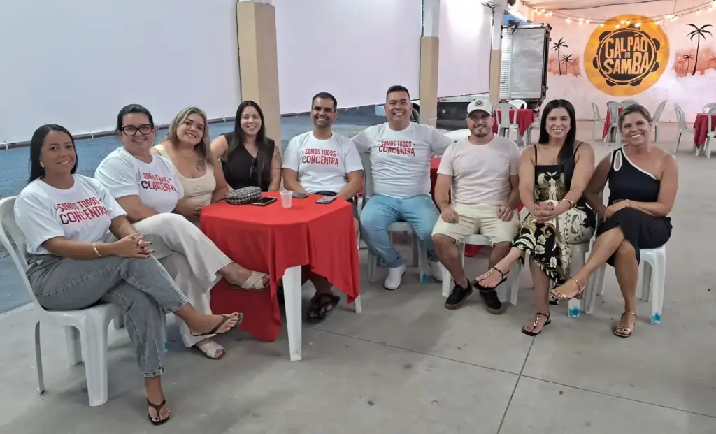 Pessoas sentadas posando para foto