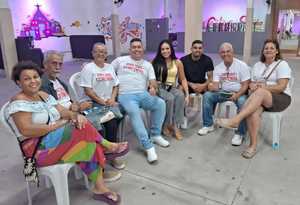 Mais pessoas sentadas posando para foto