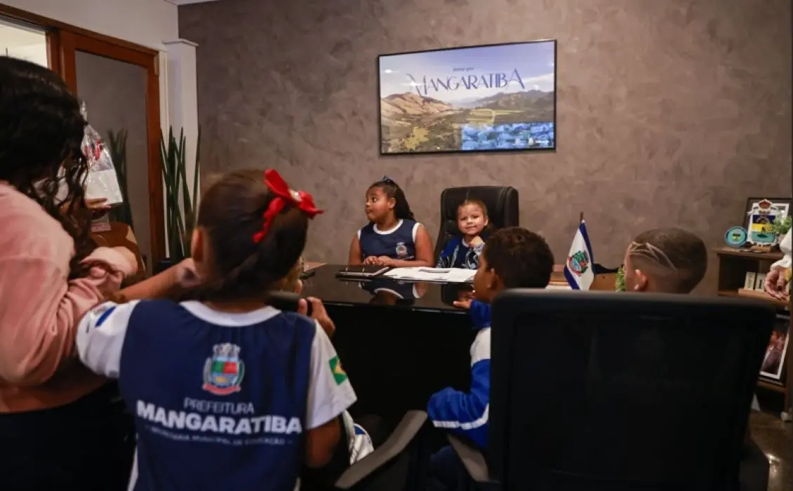 Alunos da Escola Municipal Oliveira Bello conheceram o Gabinete do Prefeito