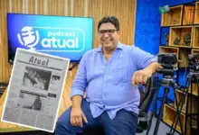 Marcelo Godinho posando no estúdio do Podcast Atual