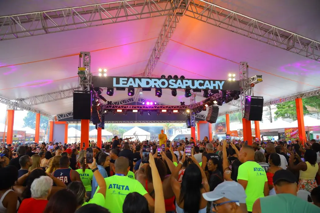 Leandro Sapucahy agitou o público com uma animada roda de samba