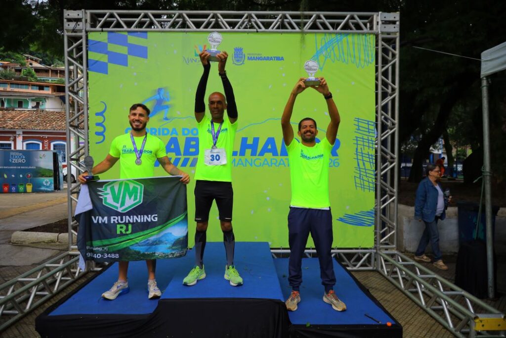 Vencedores da Corrida do Trabalhador 2026 celebram no pódio