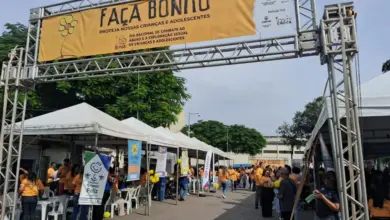Foto exibindo o painel do evento