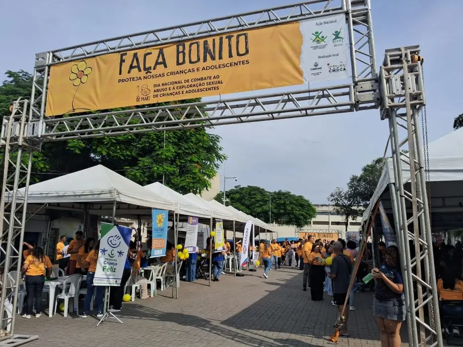 Foto exibindo o painel do evento