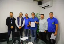 Prefeito Luiz Cláudio Ribeiro, representantes da COOTAM e da Mais Mobi durante assinatura do contrato