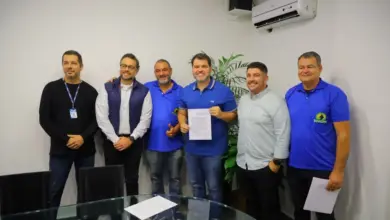 Prefeito Luiz Cláudio Ribeiro, representantes da COOTAM e da Mais Mobi durante assinatura do contrato