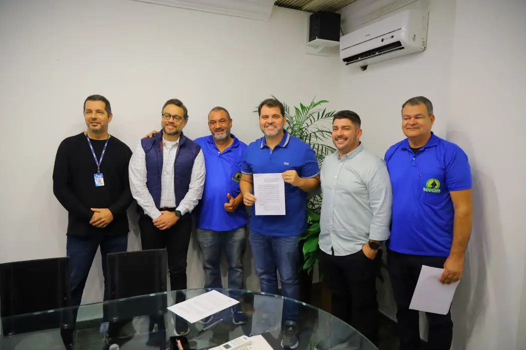 Prefeito Luiz Cláudio Ribeiro, representantes da COOTAM e da Mais Mobi durante assinatura do contrato