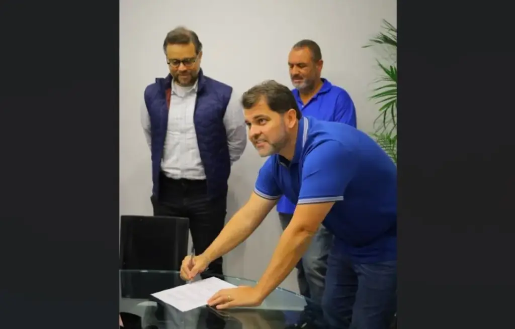Prefeito Luiz Cláudio Ribeiro assina contrato