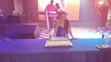 Aniversariante à mesa com bolo de seu aniversário
