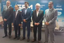 Cinco homens posando para foto