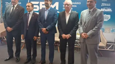 Cinco homens posando para foto