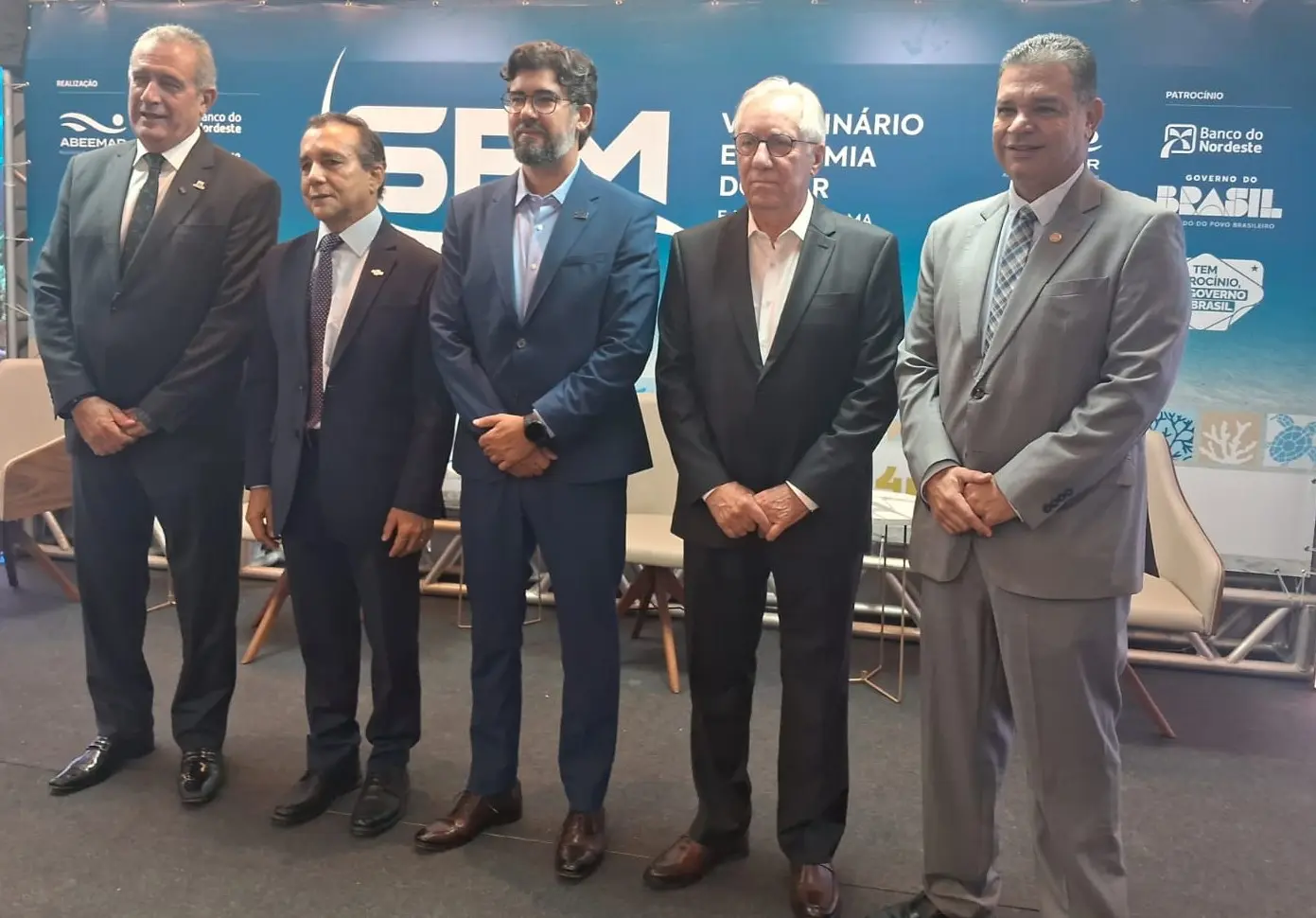 Cinco homens posando para foto