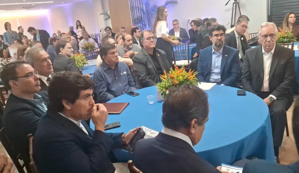Vários hiomens sentados ao redor de uma mesa