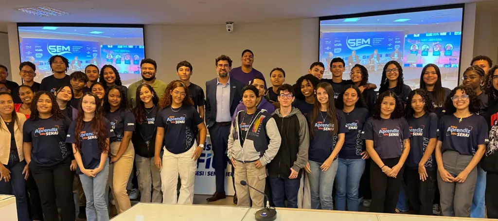 O presidente da ABEEMAR posando com estudantes do Senai Maranhão
