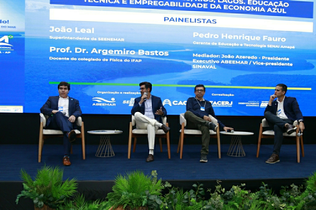 Homens sentados ao palco para um debate