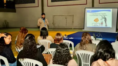 Participantes acompanham palestra